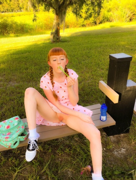 Die rothaarige Teenagerin Krystal Orchid zeigt ihre süßen Brüste und ihren Arsch im Freien