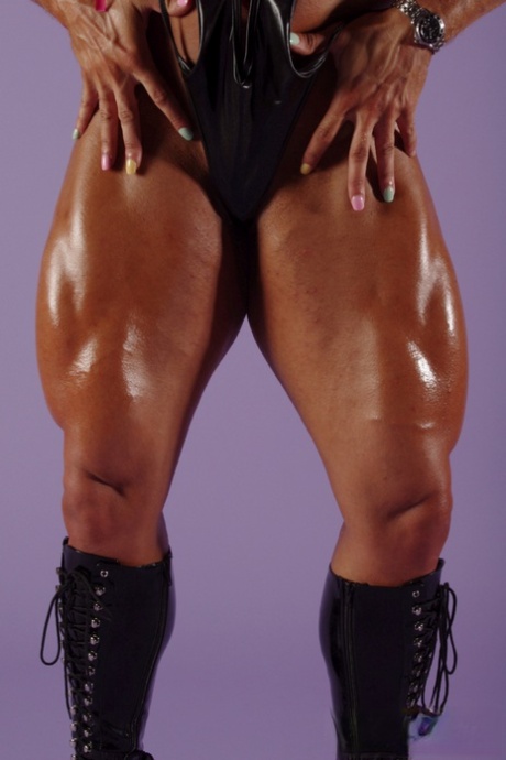 Горячая культуристка Лиза Кросс демонстрирует свои огромные мышцы и обнажает сиськи