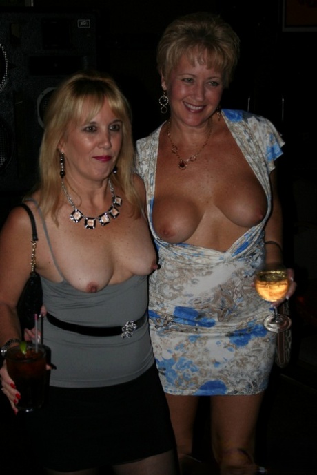 Похотливые зрелые с большими жвалами выставляют напоказ свои груди в ночном клубе