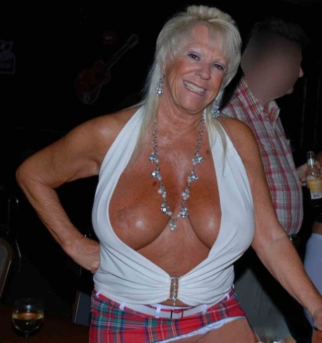 Блондинка-любительница Трейси Лик выставляет напоказ свои изгибы во время секса в клубе