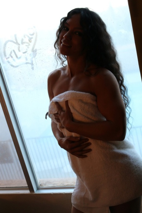 La impresionante culturista Tia posa en bikini y se pavonea desnuda en un baño público