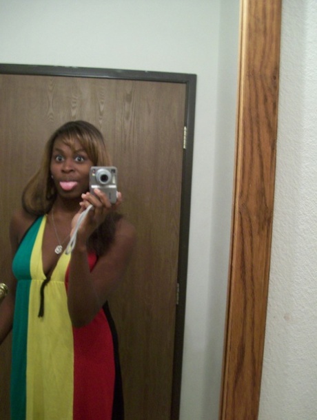 Ebony tiener Tristina Brown neemt selfies van haar sappige tieten & chocolade gaatjes