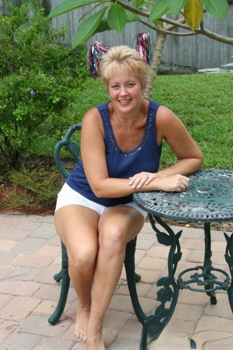 Amateur esposa con grandes pechos Tracy Lick se extiende su coño en el patio trasero
