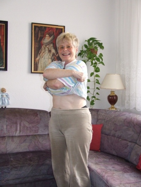 Petra, une mamie blonde et potelée, se déshabille et exhibe ses seins naturels.