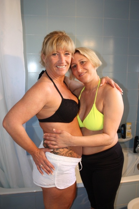 Den tyske MILF-en Teresa Lynn dusjer med sin GF før hun masserer en feit, naken mann.