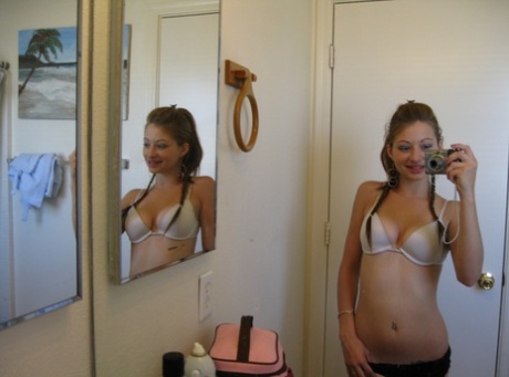 La giocosa teenager amatoriale Dixie si scatta un selfie allo specchio mentre posa in modo sexy