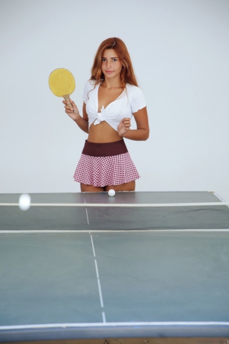 A adolescente Agatha Vega descasca e espalha a sua rata deliciosa numa mesa de ping pong