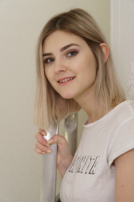 Blonde tiener Eva Elfie pronkt met haar grote kont & speelt met haar rabbit vibrator