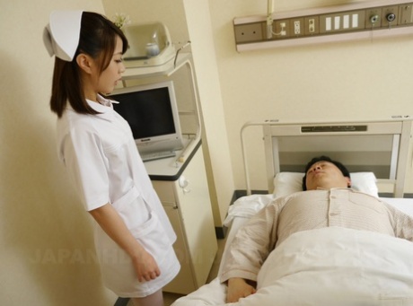 Sladká asijská zdravotní sestra Reina Wamatsu dává báječný orál svému pacientovi