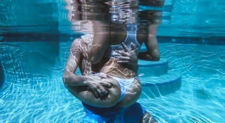 巨乳の熟女アレクシス・モンローが水面下で股間に詰め物をされる