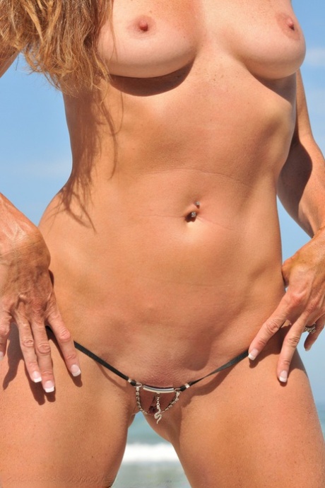 Underbara MILF Sofie marie retas naken med sin utskjutande klitoris utomhus