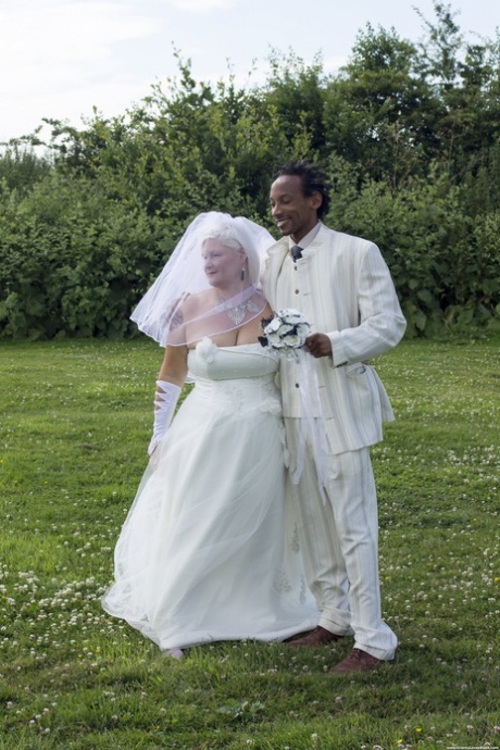La sposa matura Lacey Starr respinge il suo sposo di colore dopo la cerimonia nuziale