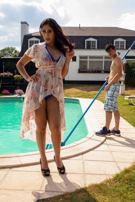 Британская мамаша Сахара Найт трахается с волосатым парнем в бассейне на открытом воздухе
