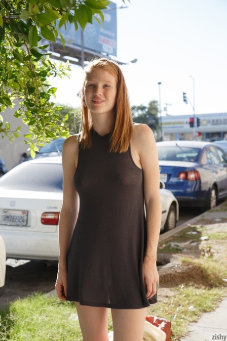 La bella teenager con lentiggini Abby Vissers mostra le sue tette naturali in luoghi pubblici