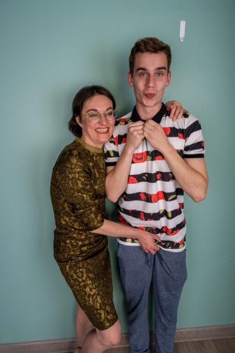 Stoute tiener Katty West & haar boze vriendje poseren naakt met een rijpe dame