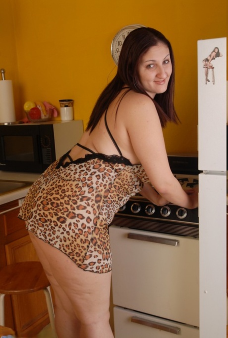 A latina gorda Sónia faz striptease na cozinha, mostra as suas mamas grandes e esfrega a sua rata