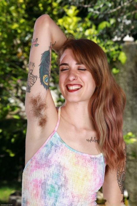 Rothaarige russische Hippie Pearl Sage zeigt ihren haarigen Körper und pinkelt im Freien