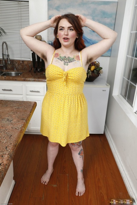Mollige Adora Bell trekt haar gele jurkje uit & spreidt haar harige kut van dichtbij uit