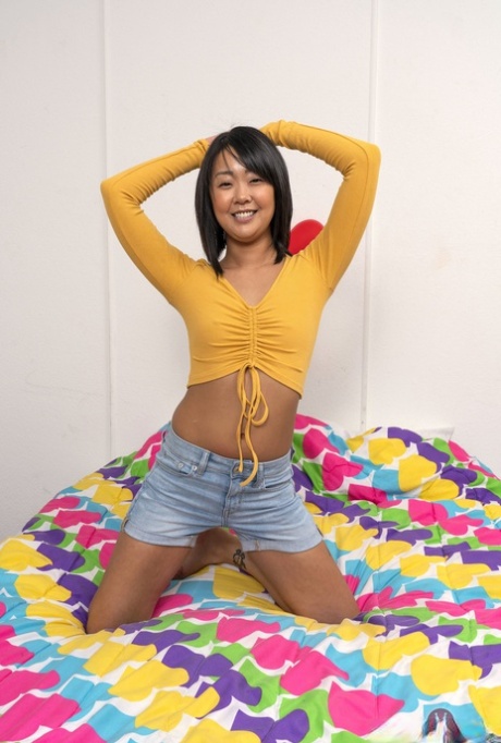 Exotische Aziatische tiener Saya Song onthult haar geïnkte lichaam en strakke gaatjes