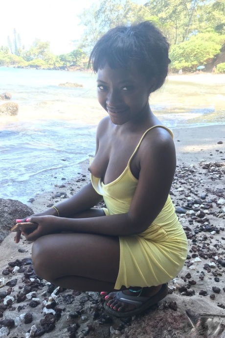 La teen afroamericana Noemie Bilas muestra sus tetas y sus agujeros de chocolate en un solo