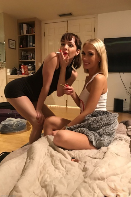 Roztomilá teenagerka Aliya Brynn a její kamarádky se svlékají a předvádějí své nohy a sexy zadečky