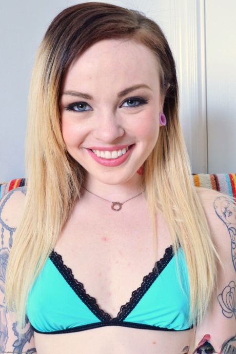La teenager tatuata Chloe Carter allarga la sua figa rosa e le sue grandi chiappe
