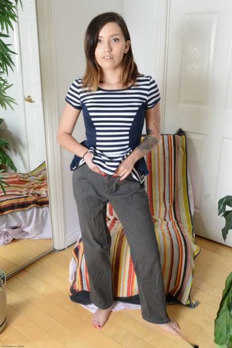 Korte tiener Zara Brooks spreidt haar welkomstgeschoren kutje van dichtbij uit