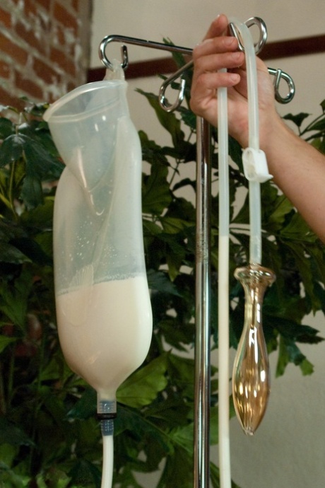 La formosa Beverly Hills si sottopone a un clistere di latte in una scena BDSM perversa