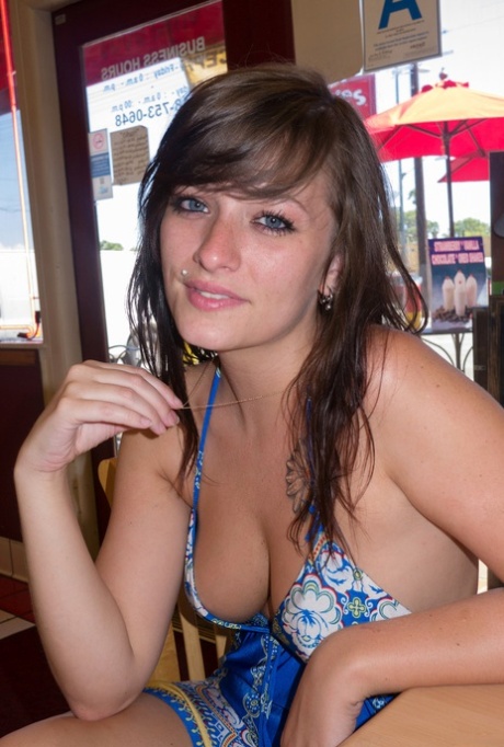 La copine au joli cul Hannah Kinney exhibe ses fesses en mangeant en plein air