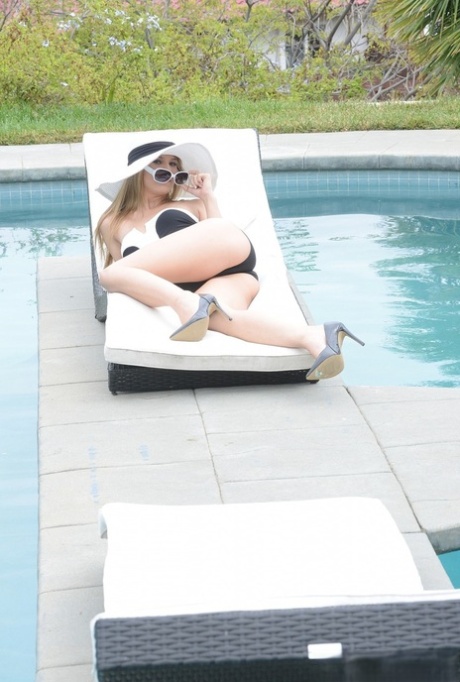 Tiener met een heet lichaam Jillian Janson wordt geneukt na het zonnebaden aan het zwembad