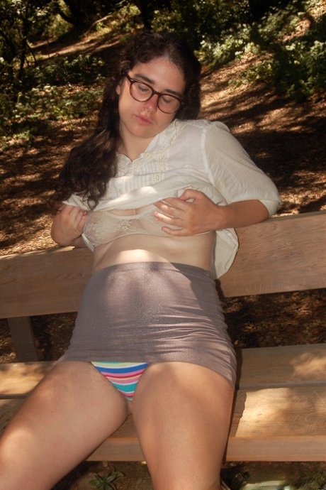 Любительский подросток Люси Хейз раздевается в парке и показывает свое волосатое тело