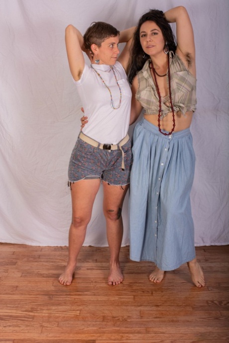 Kinky amatør-lesberne Cookie og Nikki Silver slikker hverandres hårete hull