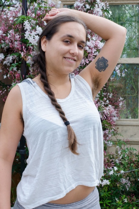 Молодая любительница Zse Zse Lamarr демонстрирует свои волосатые подмышки и пирсинг в заднице