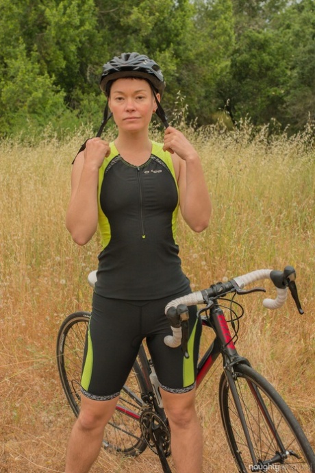 Amateur-Radfahrerin Jiz Lee zieht sich in der Natur aus und zeigt ihren haarigen Körper