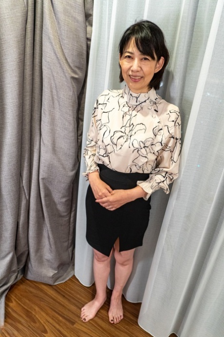 Korte rijpe Japanse moeder Yoshiko Kitano kleedt zich uit en poseert poedelnaakt