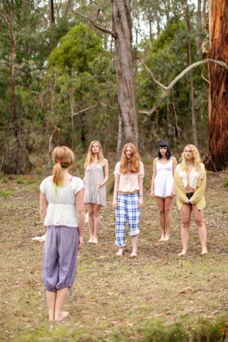 Smukke australske piger dyrker yoga i deres hotte outfits i naturen