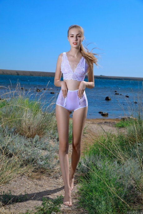 迷人的少女宝贝 Elle Tan 在海滩上脱衣，展示她火辣的身材和小穴