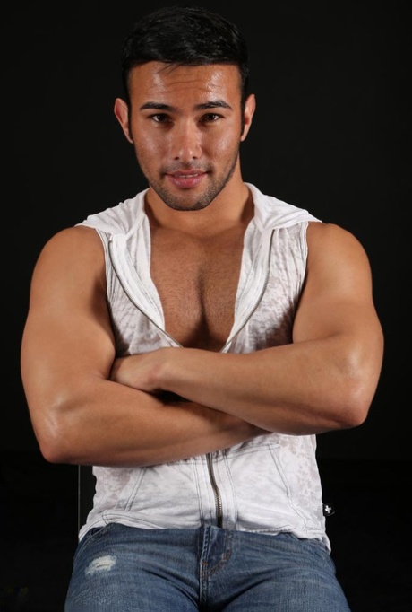 Den homoseksuelle latino Dorian Ferro poserer i sit sexede undertøj og onanerer i en solofilm.