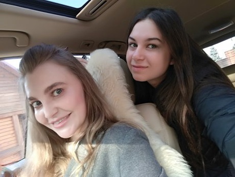 Długowłose europejskie kochanki robią sobie selfie w samochodzie przed lesbijskim seksem