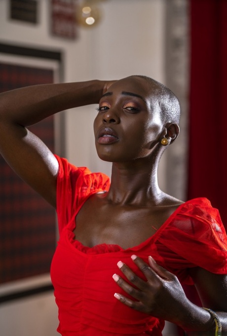 Sexy kenyansk pornostjerne Zaawaadi stripper og viser sin sexy sjokoladekropp