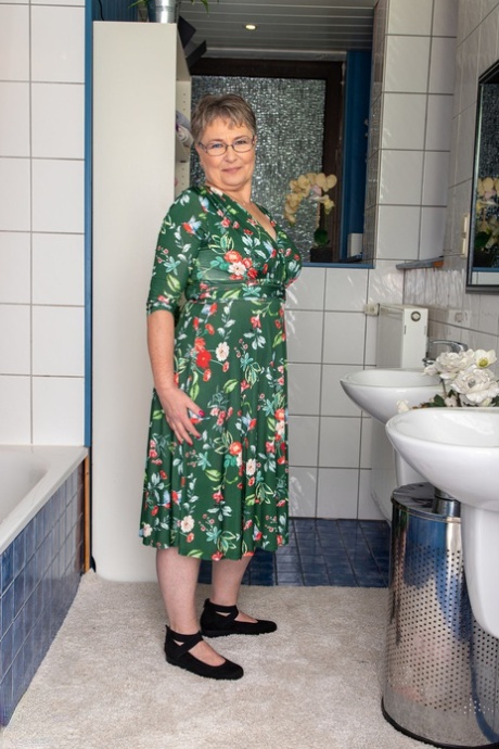 Stoute oma Petra toont haar kutje in een kinky striptease in de badkamer