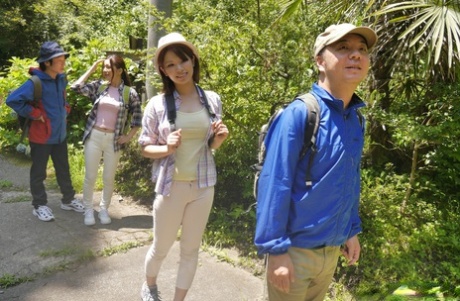 Азиатская туристка Мэй Ашикава соблазняет своего проводника и берет его член в лесу