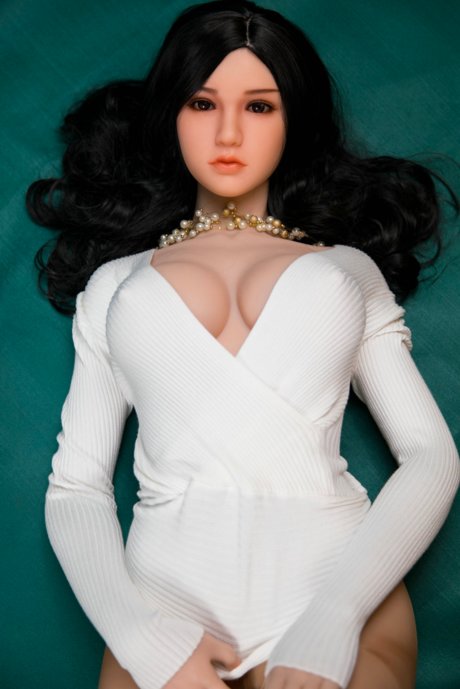 Симпатичная корейская секс-кукла Джейд обнажила свои большие сиськи и волосатую любовную дырочку