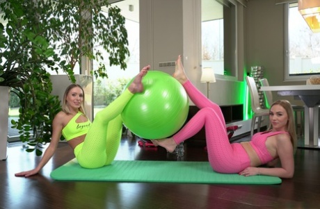 Babes Angelika Grays & Jenny Wild slickar varandras tår & fitta på en yogamatta