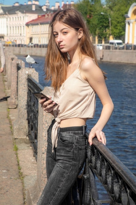 A bela adolescente russa Lia Little recebe uma lambidela na rata antes de ser fodida