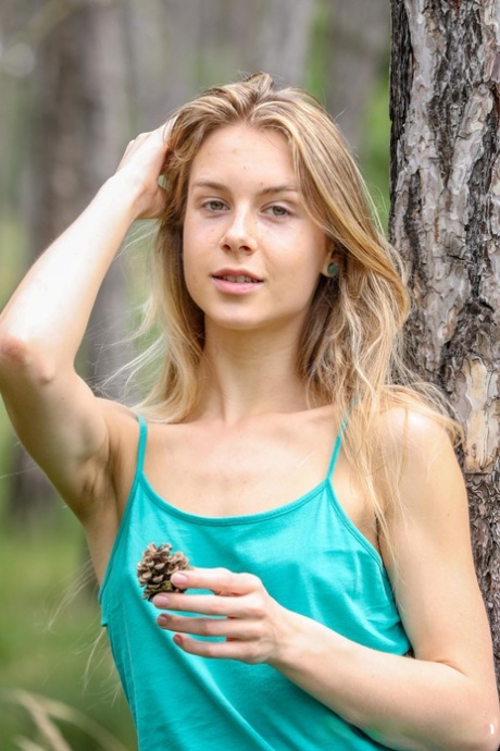 Den nydelige russiske tenåringen Alecia Fox stripper og onanerer i skogen