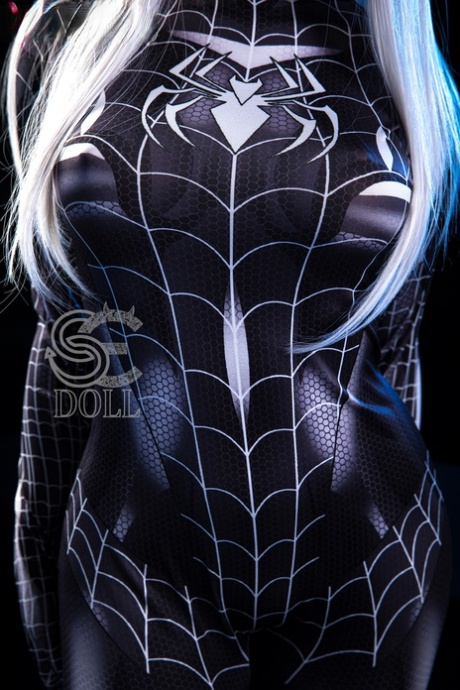 Blond sexdukke Kitty tar av seg Spider-Woman-kostymet og blottlegger de store puppene sine