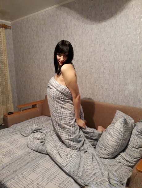 Sensationele MILF amateur onthult haar enorme tieten en poseert naakt op een slaapbank