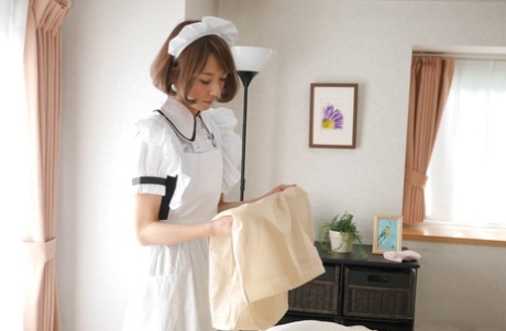 Nettes japanisches Dienstmädchen Erina Takigawa verliert ihr Höschen und fingert ihre Muschi