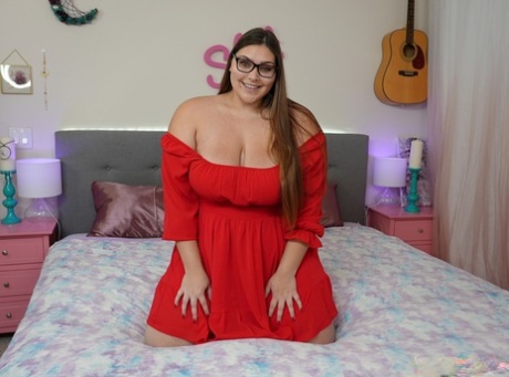Brunetta BBW Fit Sid si toglie il vestito rosso per mostrare il suo corpo paffuto sul suo letto